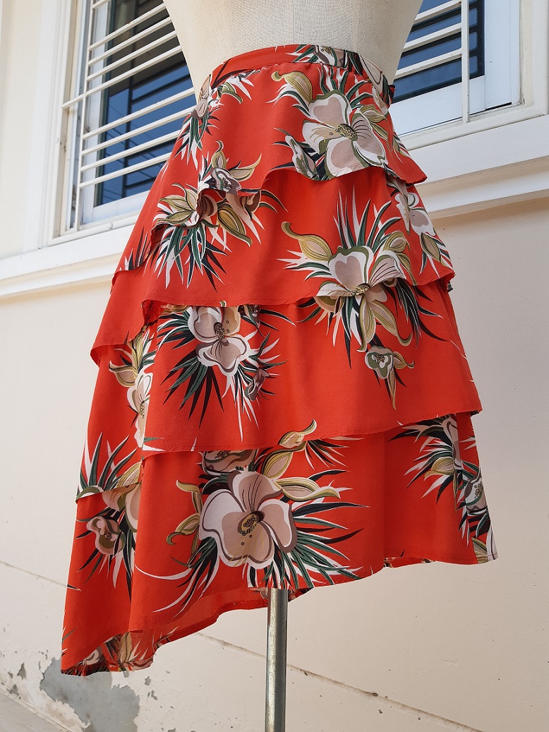 🔥 SALE 50% 🔥 กระโปรงชายเฉียงลายดอกสีส้ม แบรนด์ Michel Klein