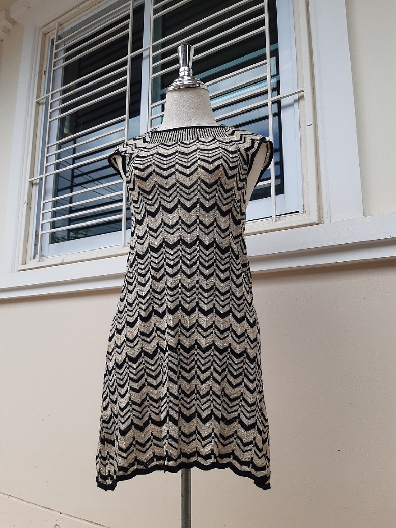 เดรสสั้นผ้าไหมพรมสีครีม-ดำ ผ้าดิ้นทอง งานวินเทจแบรนด์ Michael Klein