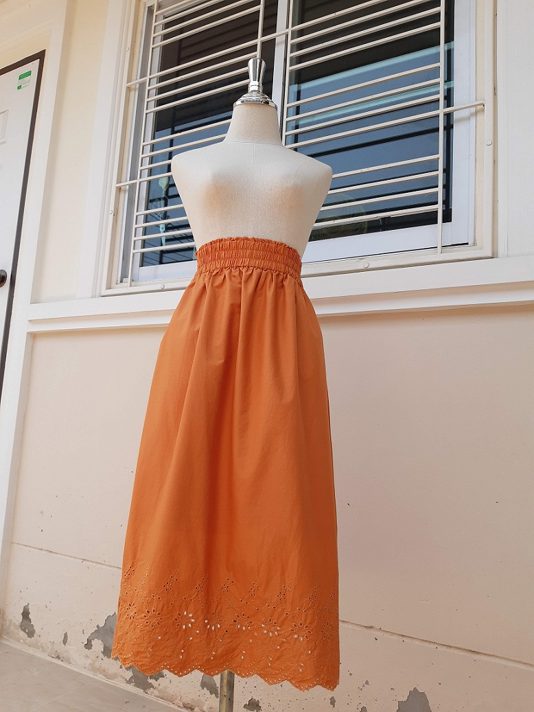 กระโปรงลูกไม้สีส้มแบรนด์ UNIQLO