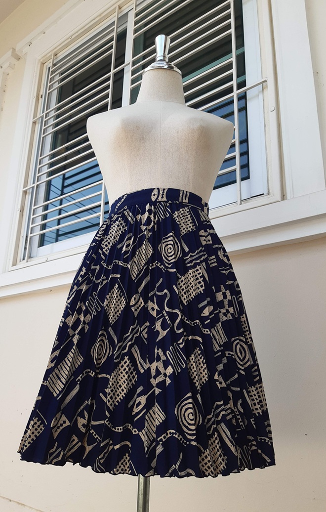 กระโปรงพลีทสั้นสีน้ำเงินเข้มลายกราฟฟิค