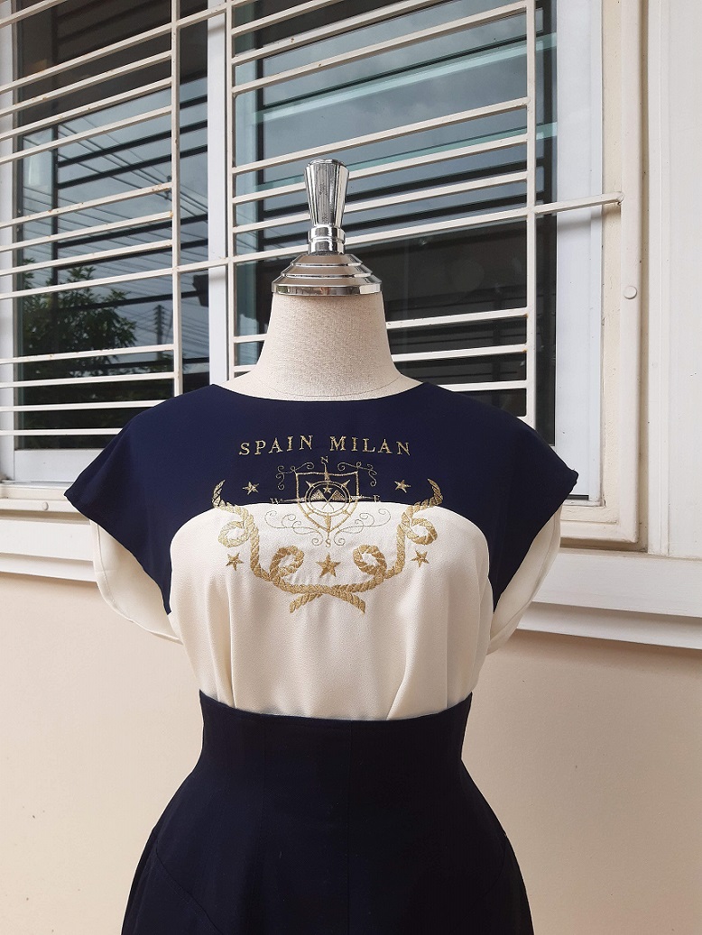 ชุดเซ็ตกระโปรงวินเทจเอวสูงสีกรมท่า กับ เสื้องานปัก navy style