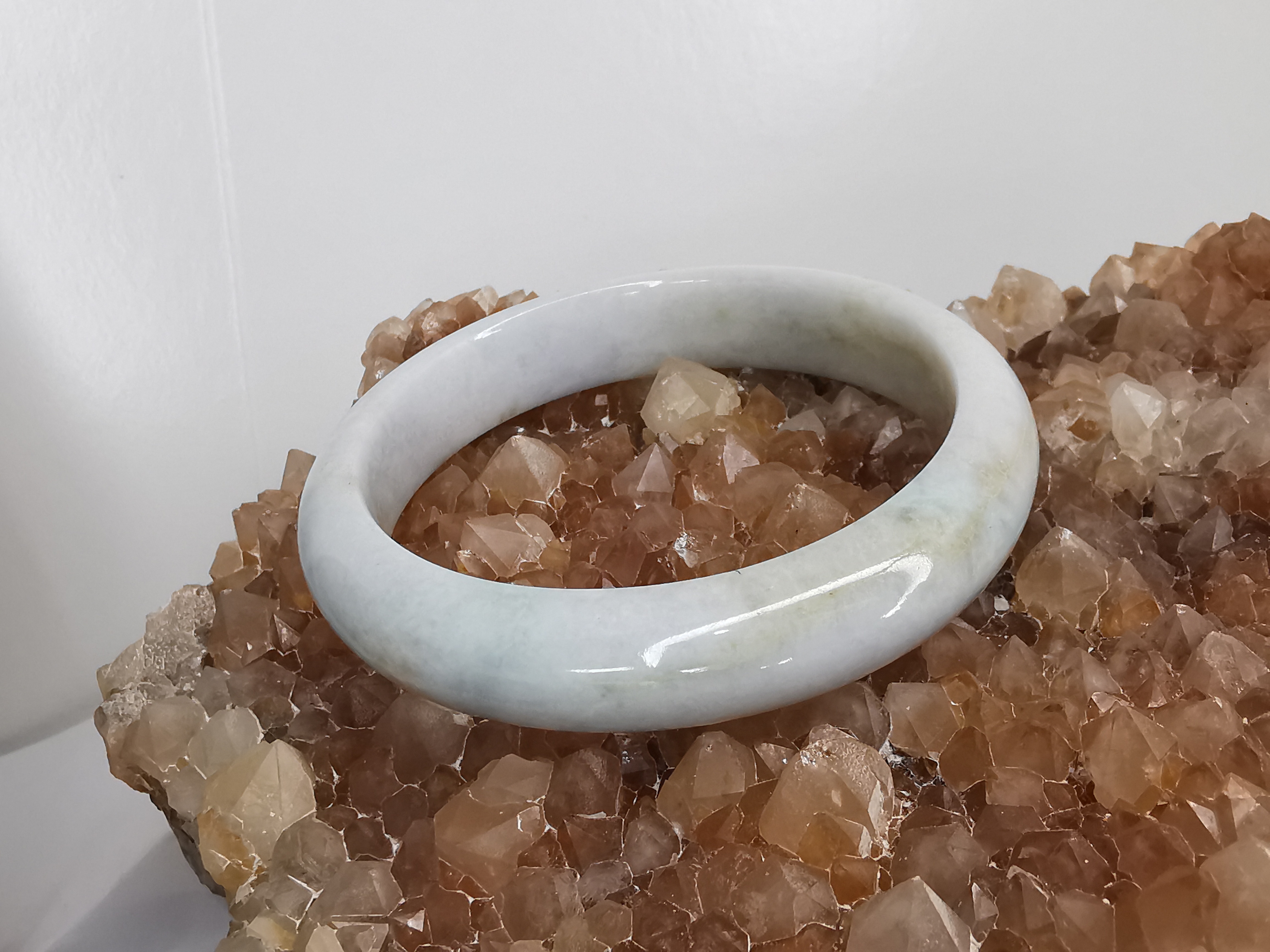 White Green Bangle กำไลหยกเจไดต์แท้ Diameter/ เส้นผ่านศูนย์กลางด้านใน 56 mm.