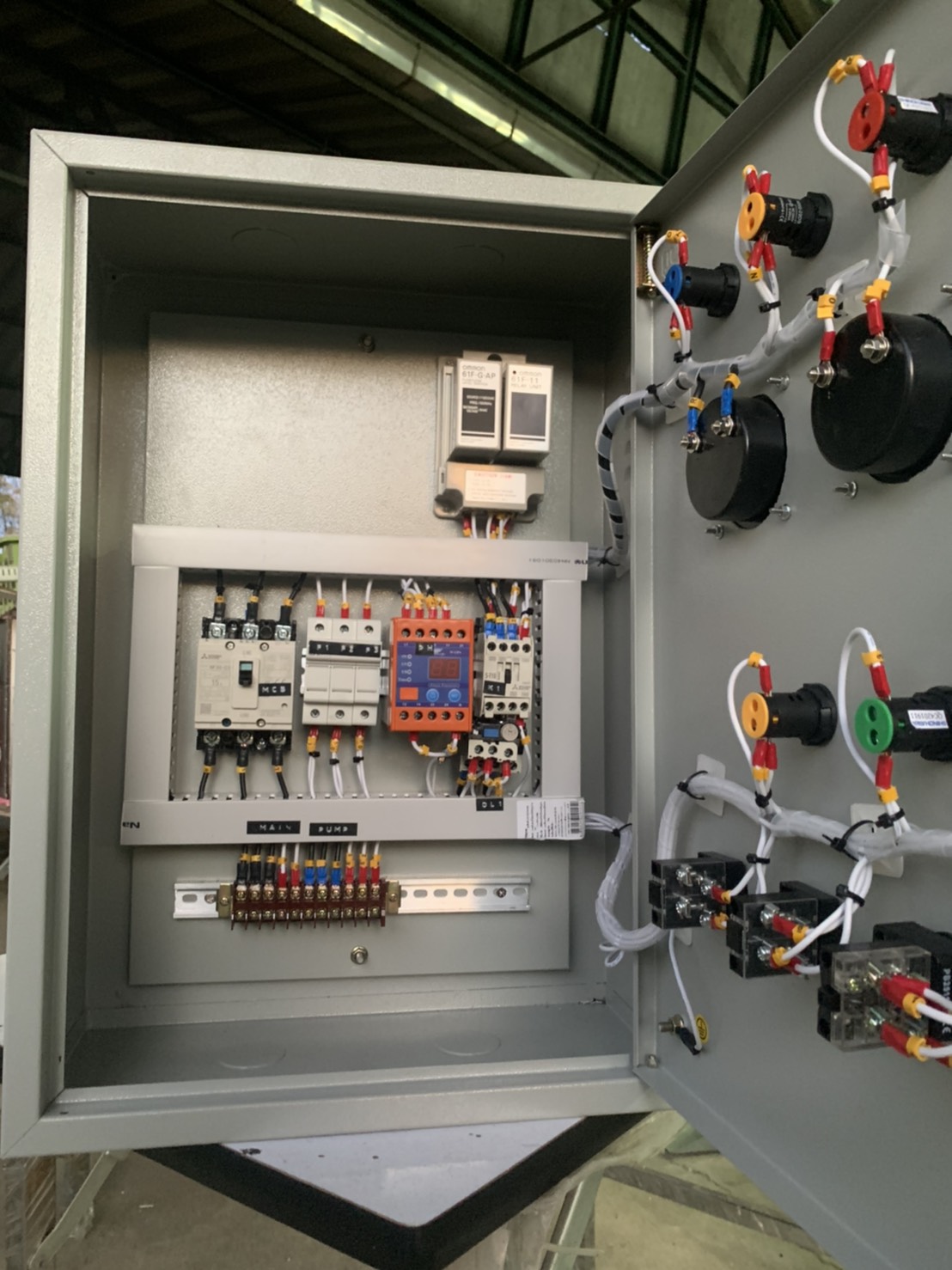 ตู้ควบคุมปั๊มน้ำไม่เกิน 5-7.5 Hp 380v ทำงานร่วมกับ Floatless level switch ( อิเล็กโทรด 3 ก้าน )