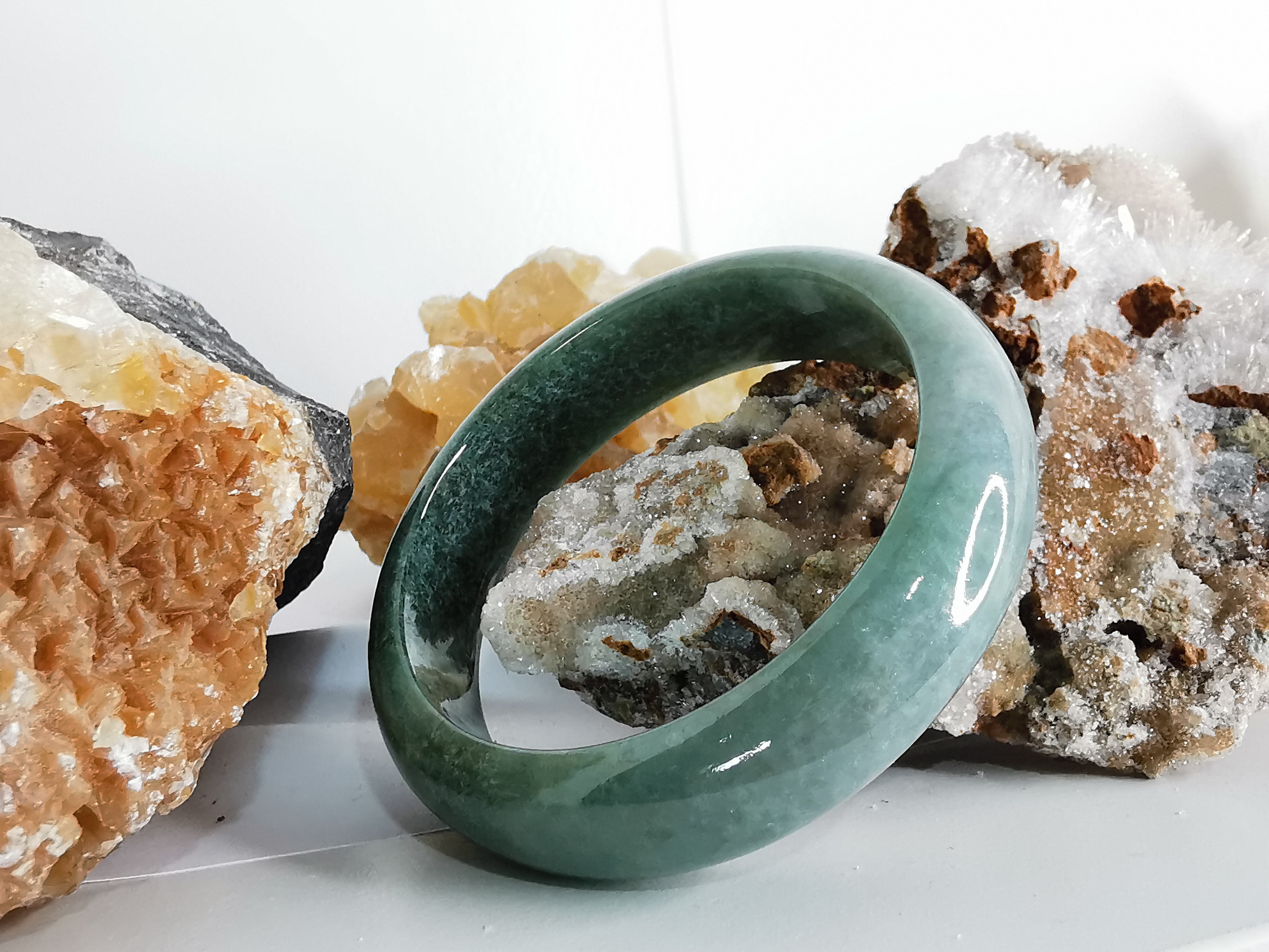 Green Bangle กำไลหยกเจไดต์แท้ Diameter/ เส้นผ่านศูนย์กลางด้านใน 55 mm.