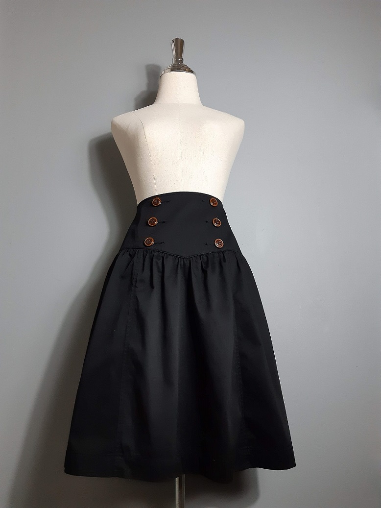 กระโปรงวินเทจสีดำ แต่งกระดุมและเชือกริบบิ้น