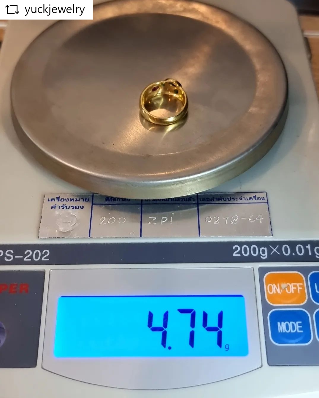 แหวนทองคำ 14K พลอยไพลิน ทับทิม มรกต เพชรเกสร 1 ตัง 1 เม็ด น้ำ 95-96 ความสะอาด vs ไซส์ 52 หน้ากว้าง 8 มิล น้ำหนัก 4.75 กรัม ราคา 6100.-(Net)