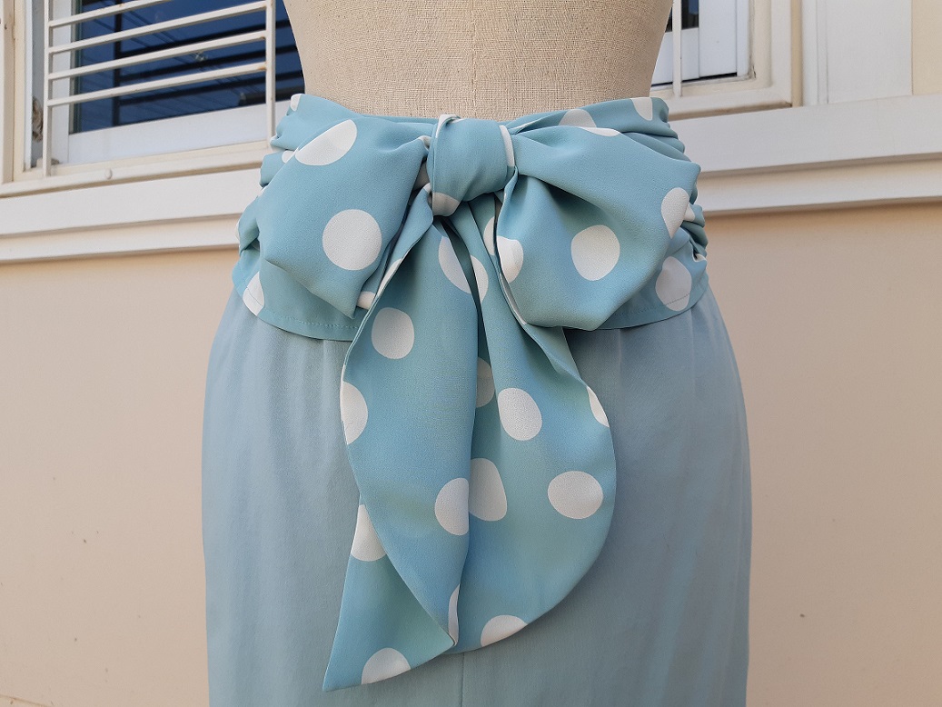 กระโปรงสั้นผ้ายืดสีฟ้า แต่งผ้าผูกโบว์ลายจุด