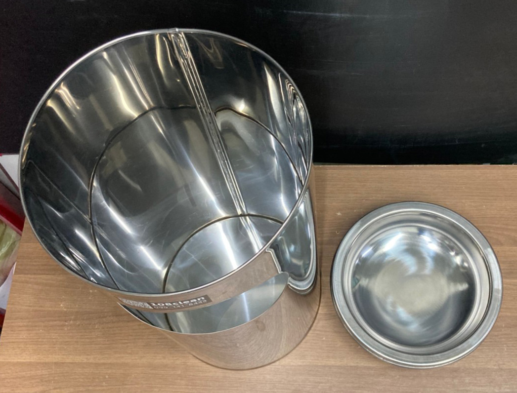 ถังขยะสเตนเลส พร้อมที่เขี่ยบุหรี่ ฝาปั๊ม 12"