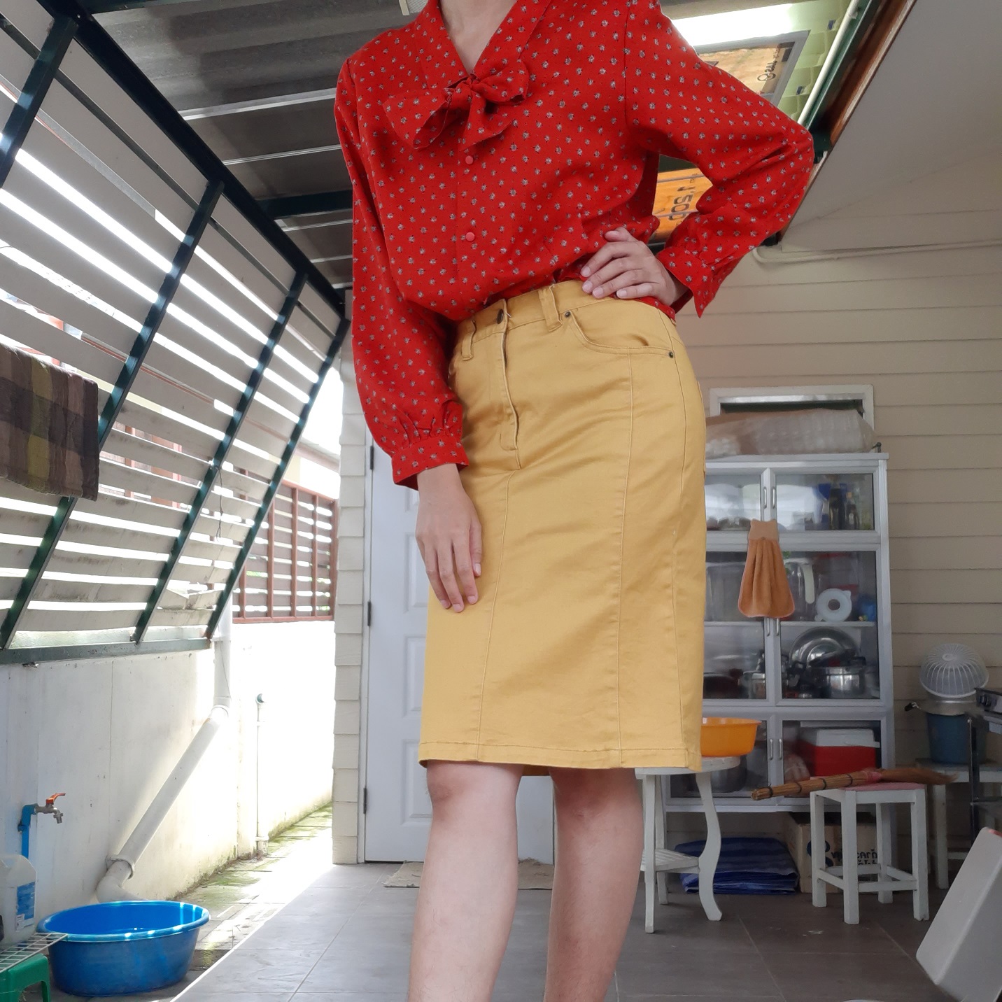 เสื้อเชิ้ตแขนยาวสีแดงแสด