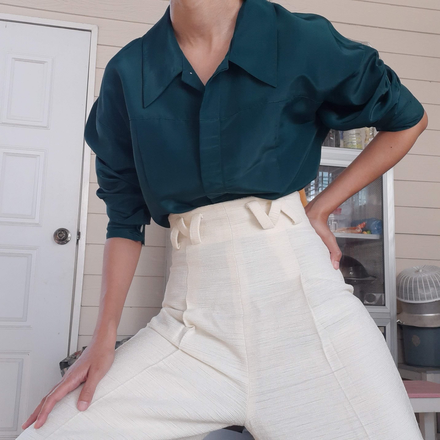 เสื้อเชิ้ตแขนยาวสีเขียวหัวเป็ด