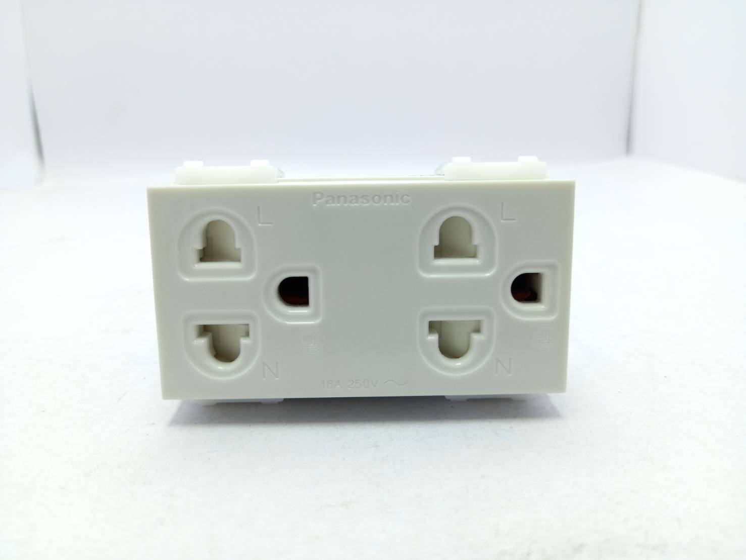 เต้ารับคู่ มีกราวด์+ม่านนิรภัย WEG15829 Panasonic ปลั้กกราว์คู่มีม่านนิรภัย พานาโซนิค