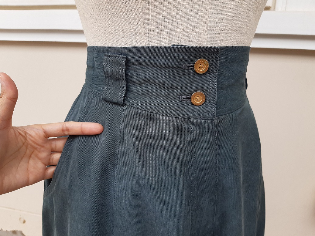 กระโปรงวินเทจสีเขียว ทรงสวย ผ้าทิ้งตัว