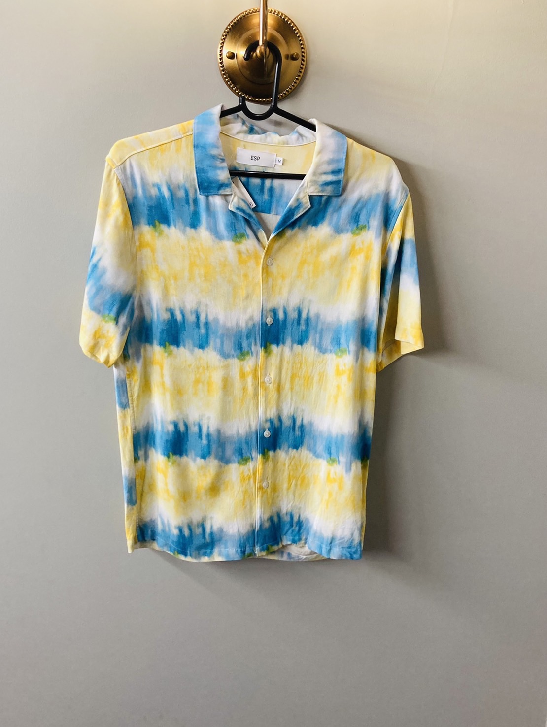 G 2200314 เสื้อเชิ้ตฮาวายแขนสั้นลายผ้ามัดย้อม ESP ราคาเช่า 55 บาท ต่อ 1 วัน