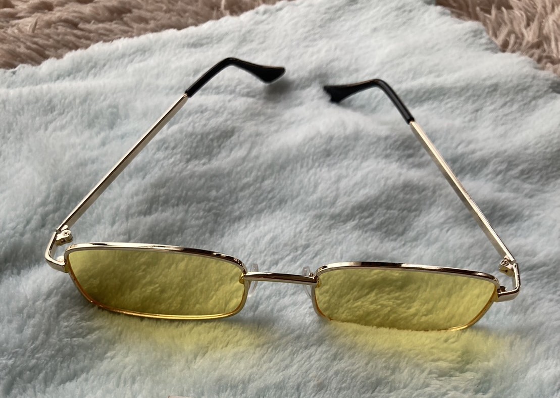 G 230048 แว่นกันแดดเลนท์สีเหลือง ราคาเช่า 30 บาท ต่อ 1 วัน