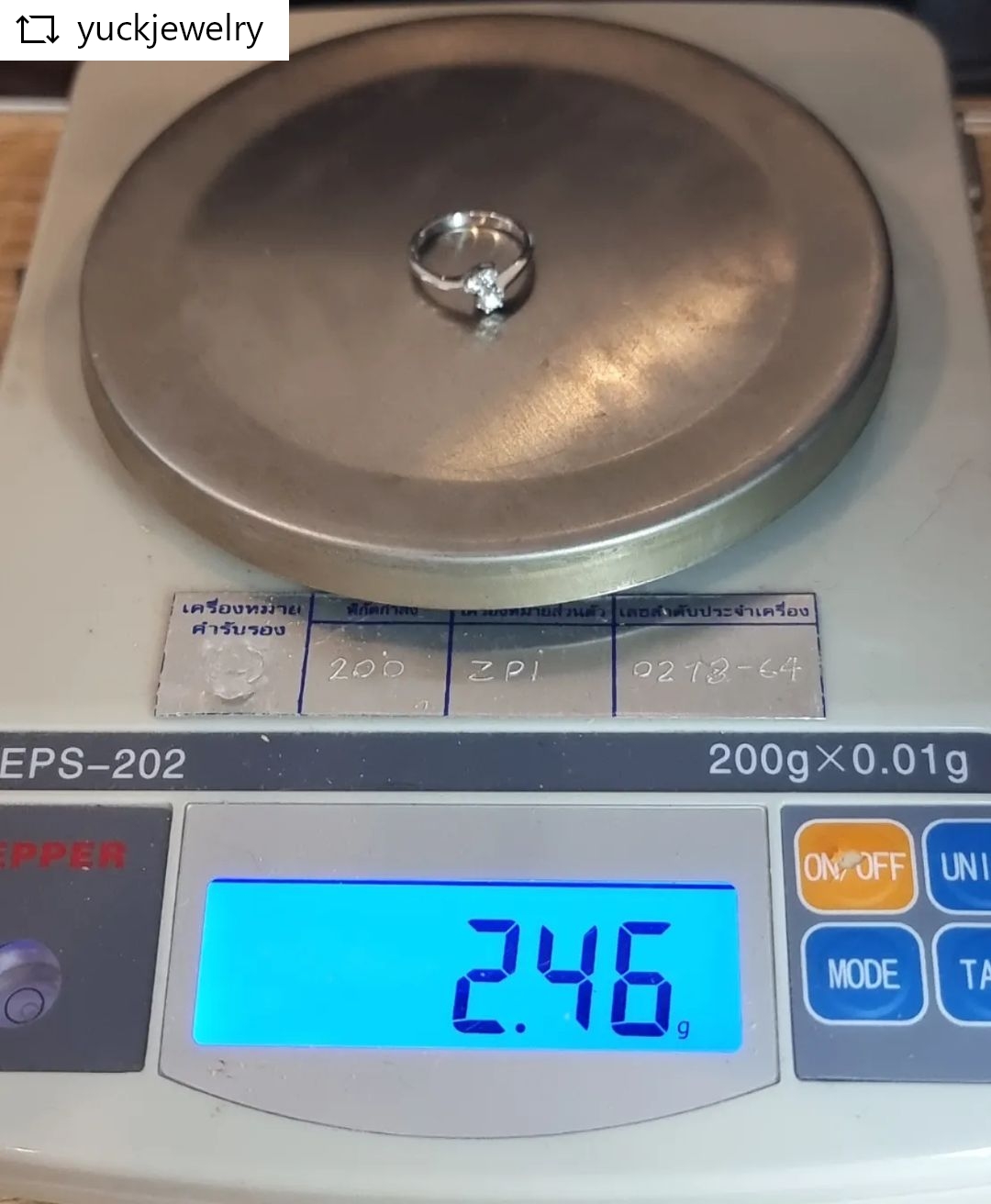 ❌️ปิดการขาย(SoIdOut)❌️แหวนทองคำขาว 18K เพชรเกสร 15 ตัง 1 เม็ด 4 ตัง 2 เม็ด รวม 23 ตัง น้ำ 98-100 ความสะอาด vs2-si1 ไซส์ 49 น้ำหนัก 2.46 กรัม ราคา 7500.-(Net)