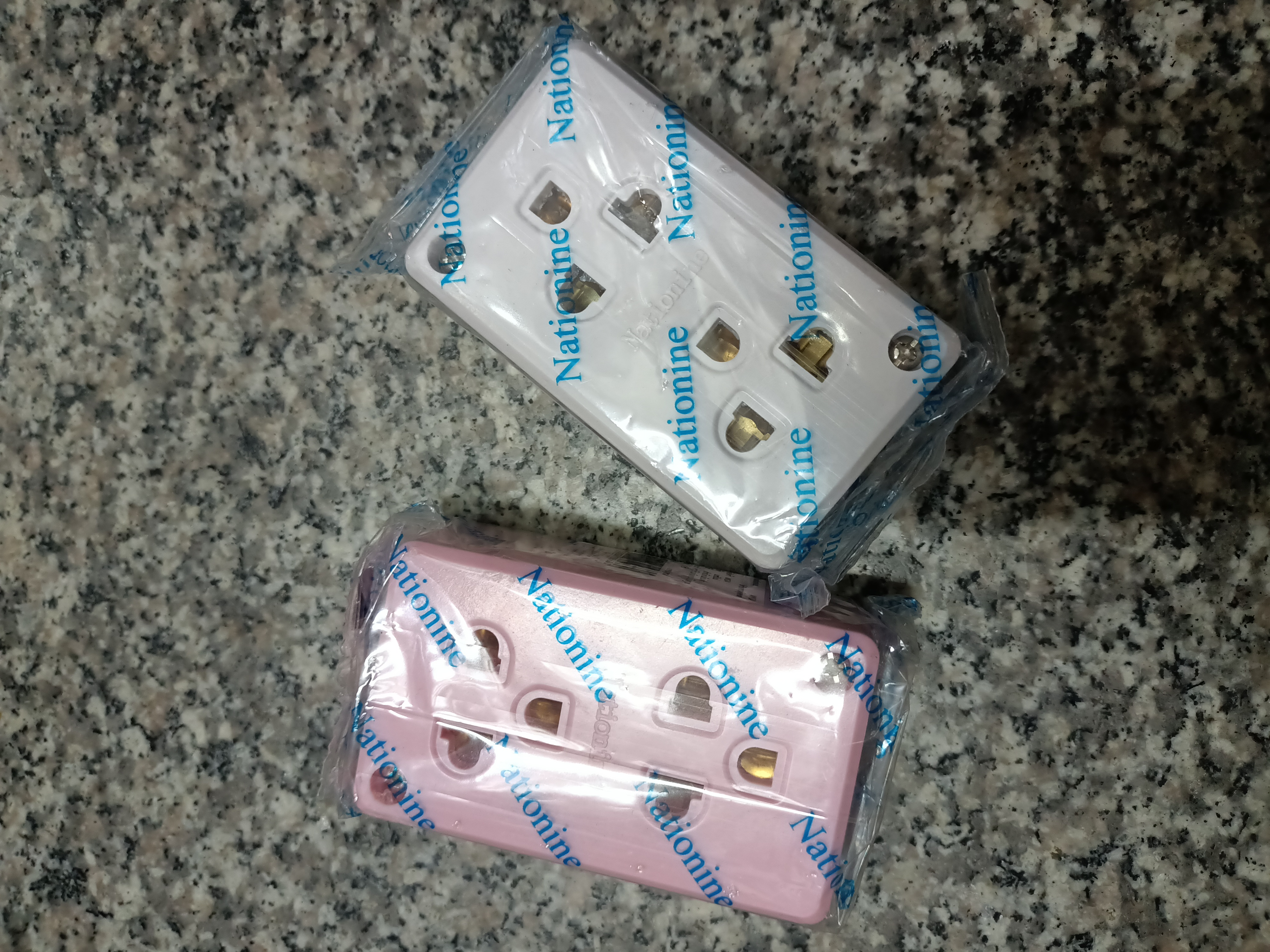 Nationine ปลั๊กกราวด์คู่ลอย WKG04 ปลั๊ก ปลั๊กกราวด์ เต้ารับกราวด์คู่ ปลั๊กลอย คละสี