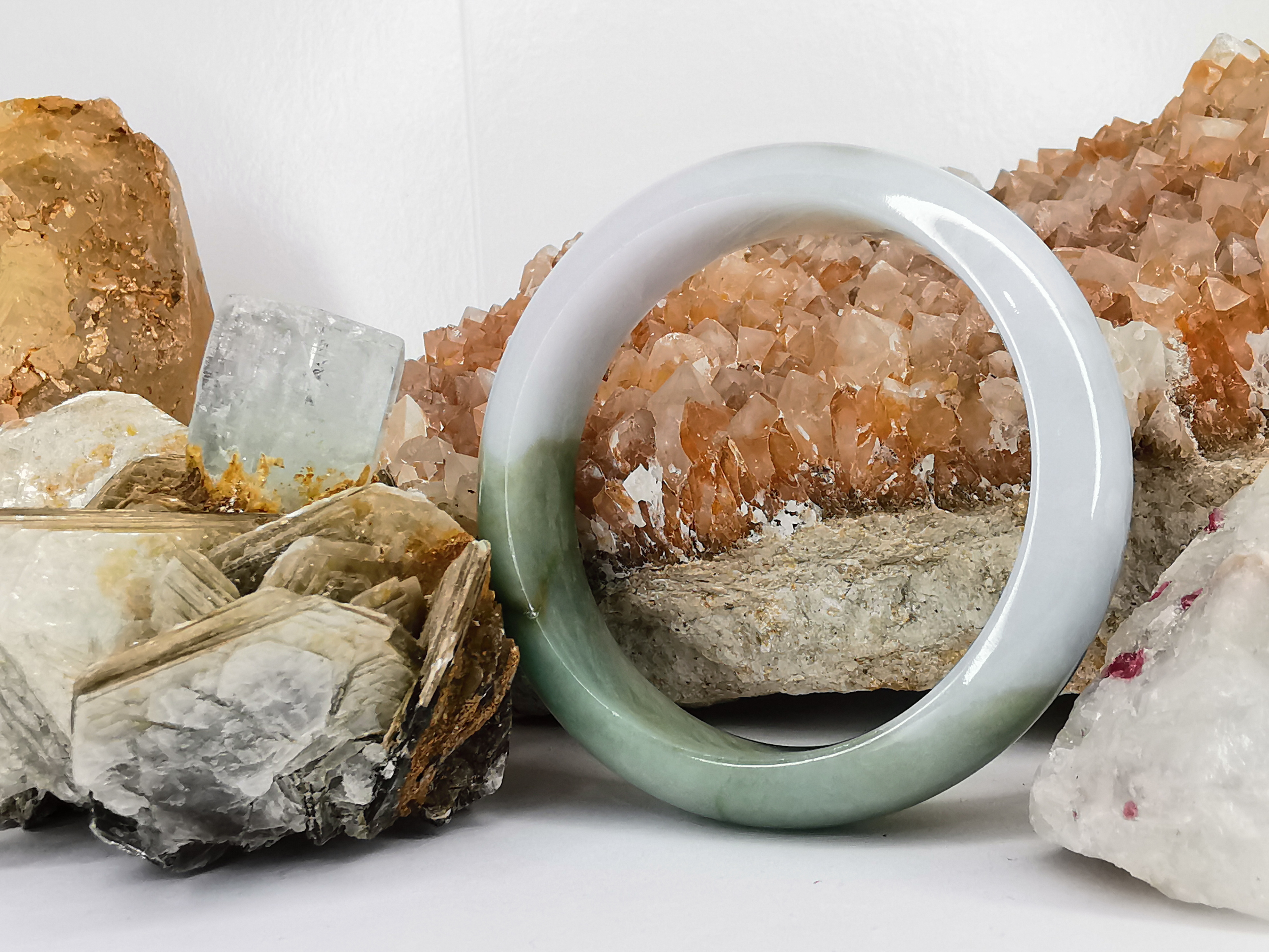 Green White Bangle กำไลหยกเจไดต์แท้ Diameter/ เส้นผ่านศูนย์กลางด้านใน 55 mm.