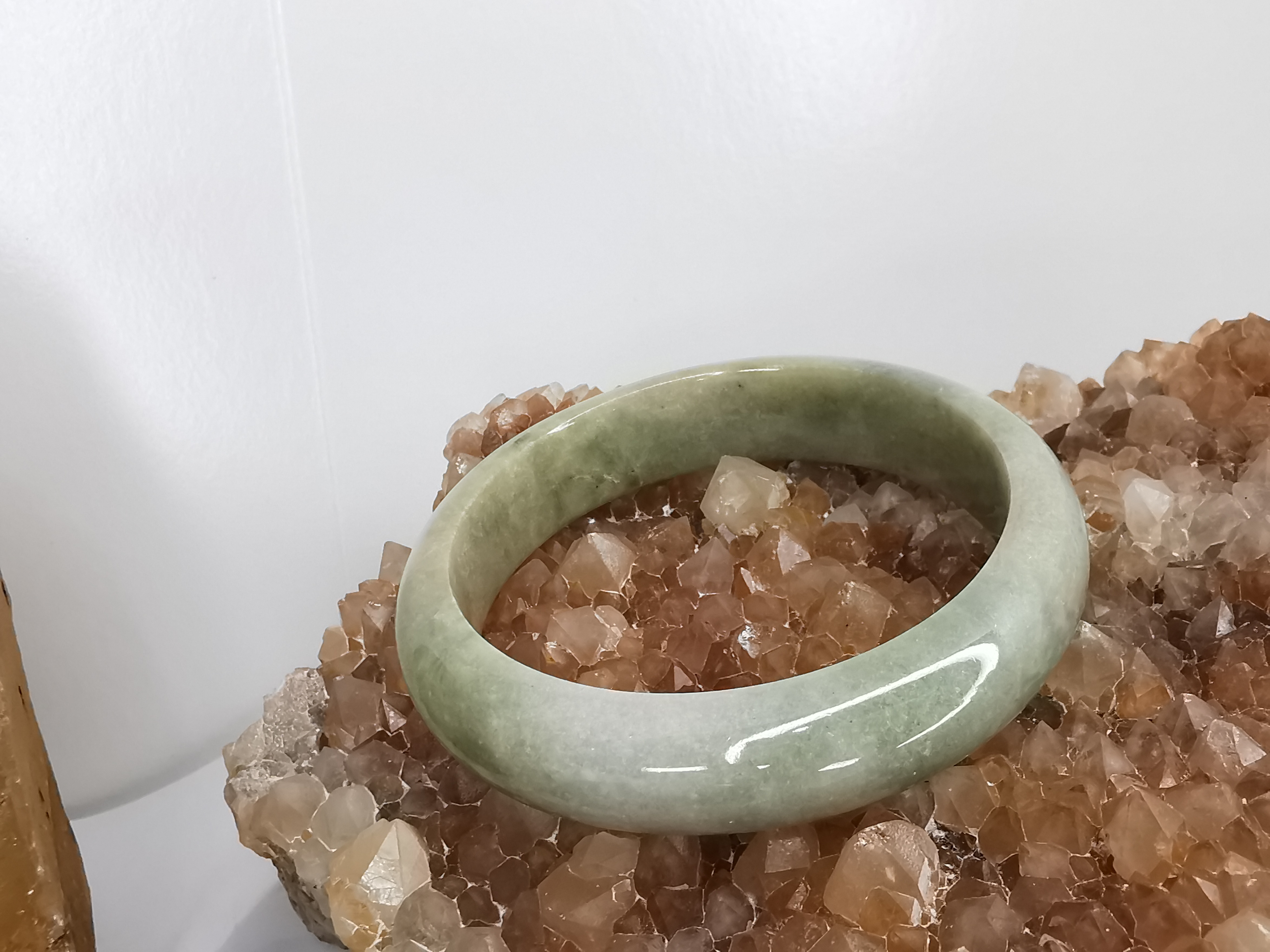 Green Yellow Bangle กำไลหยกเจไดต์แท้ Diameter/ เส้นผ่านศูนย์กลางด้านใน 58 mm.