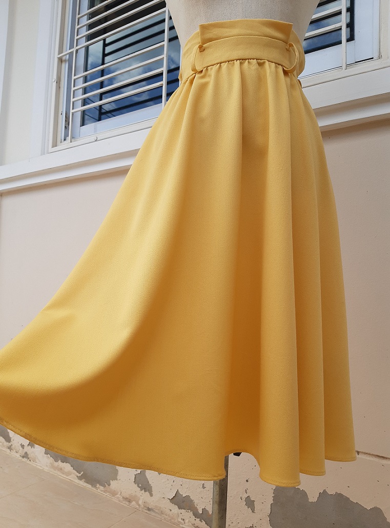 กระโปรงบานเอวสม็อคสีเหลือง