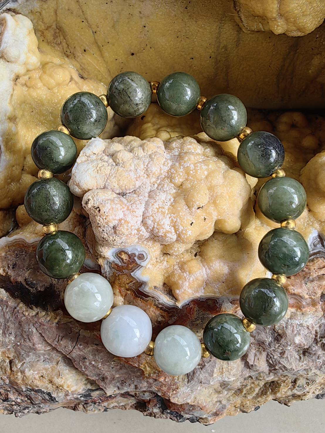 Burmese Jadeite Bracelets (Green, White) Round 10 mm. Gold Plated กำไลข้อมือหยกพม่า เขียว ขาว กลม 10 mm. คั่นเม็ดทองชุบ Free Size