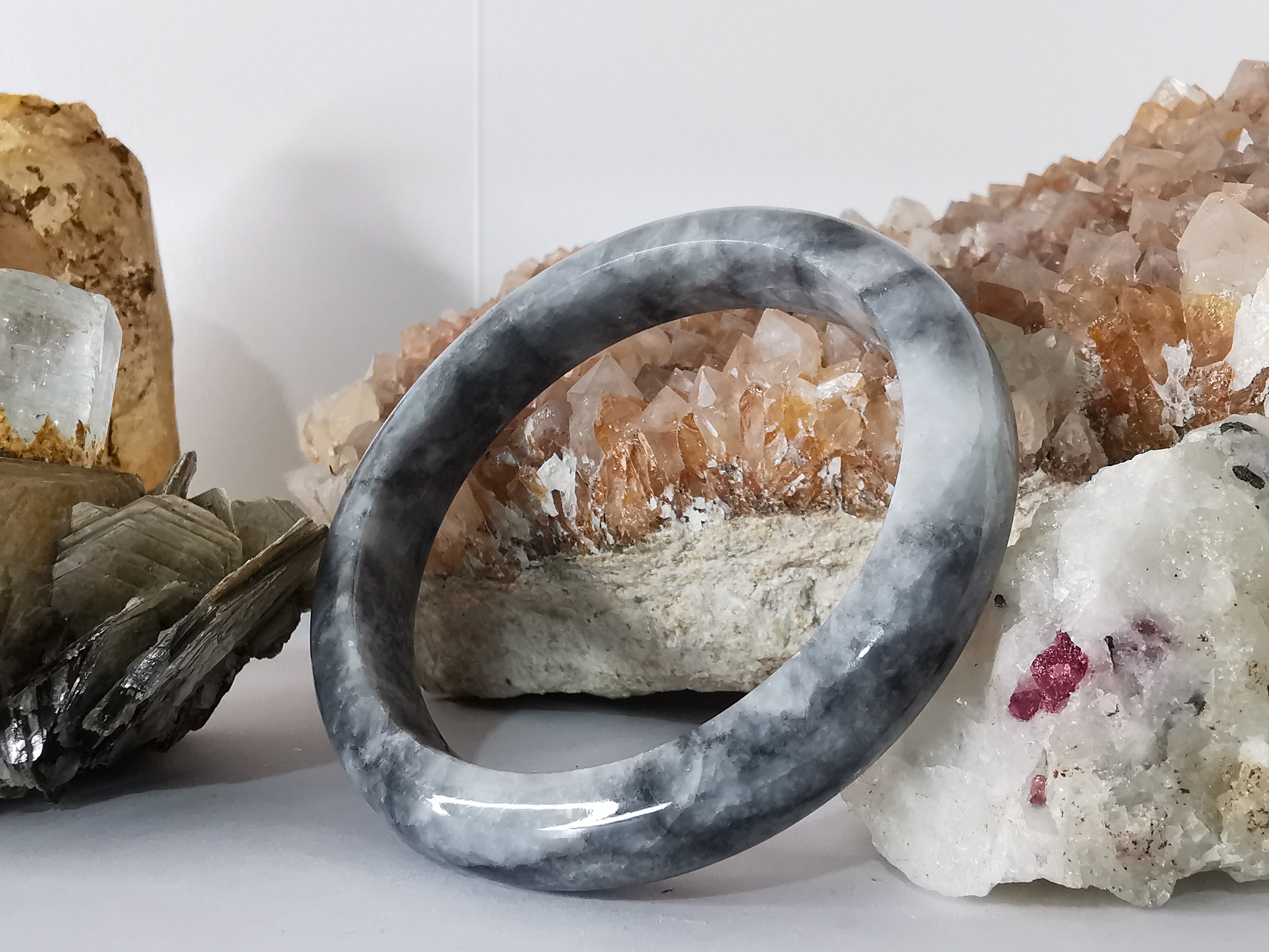 Grey Black Bangle กำไลหยกเจไดต์แท้ Diameter/ เส้นผ่านศูนย์กลางด้านใน 58 mm.