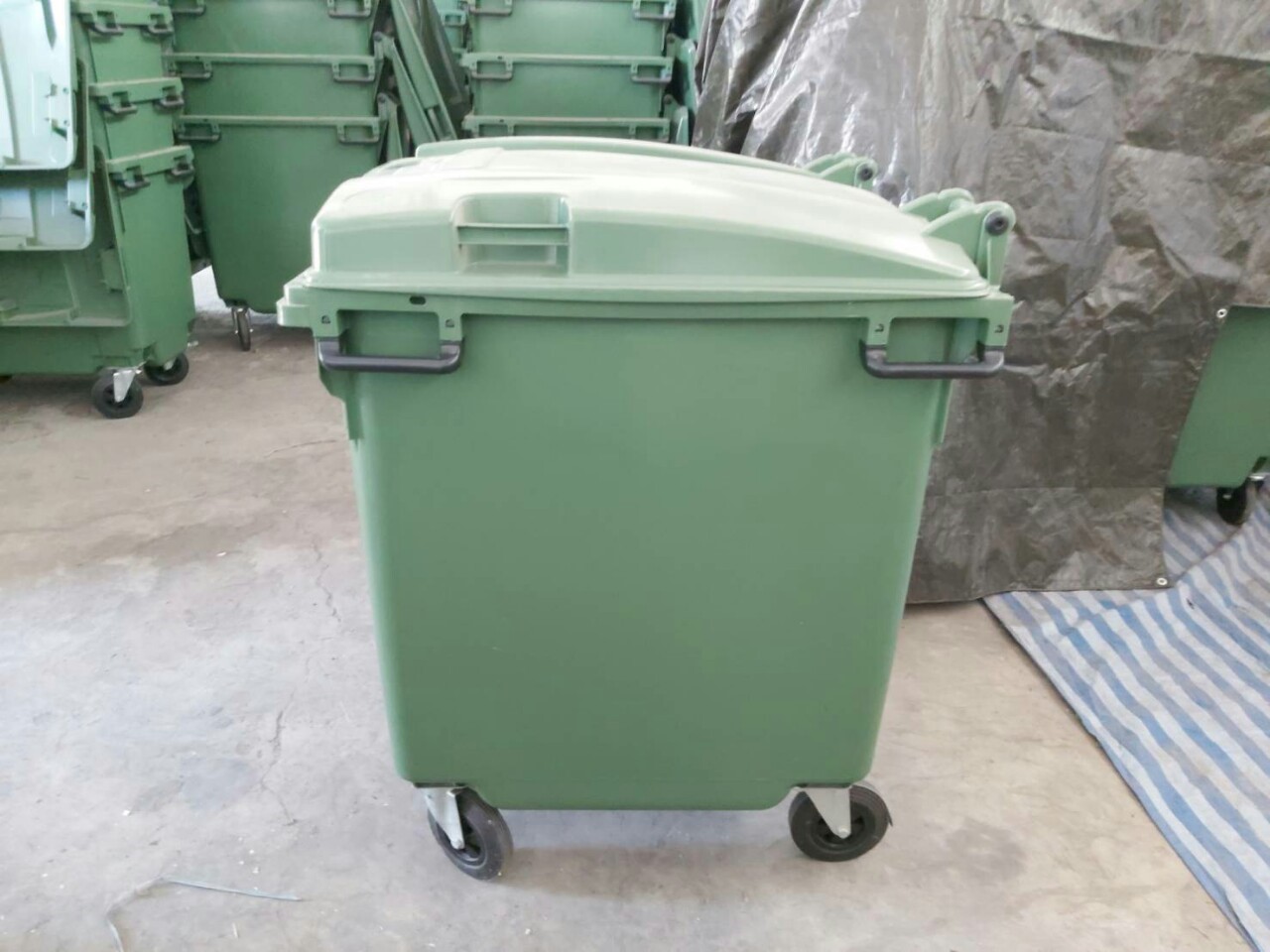 ถังขยะเทศบาล พร้อมล้อเข็น 660 ลิตรฝาเรียบ (สีเขียว)
