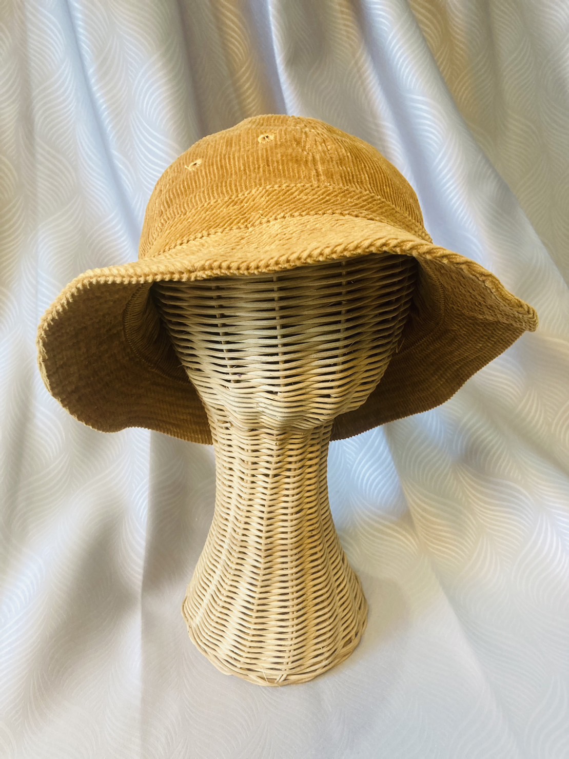 G 230146 หมวกบัสเก็ตสีเหลือง ราคาเช่า 30 บาท ต่อ 1 วัน