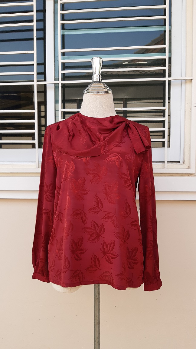 เสื้อวินเทจซาตินสีแดง