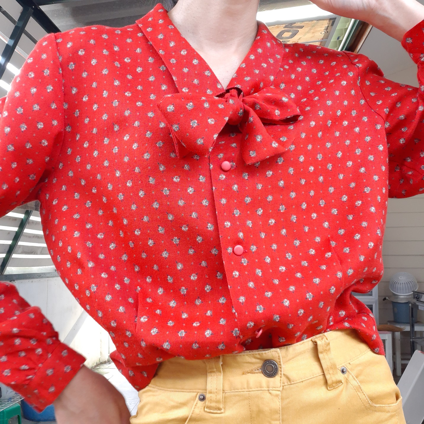 เสื้อเชิ้ตแขนยาวสีแดงแสด