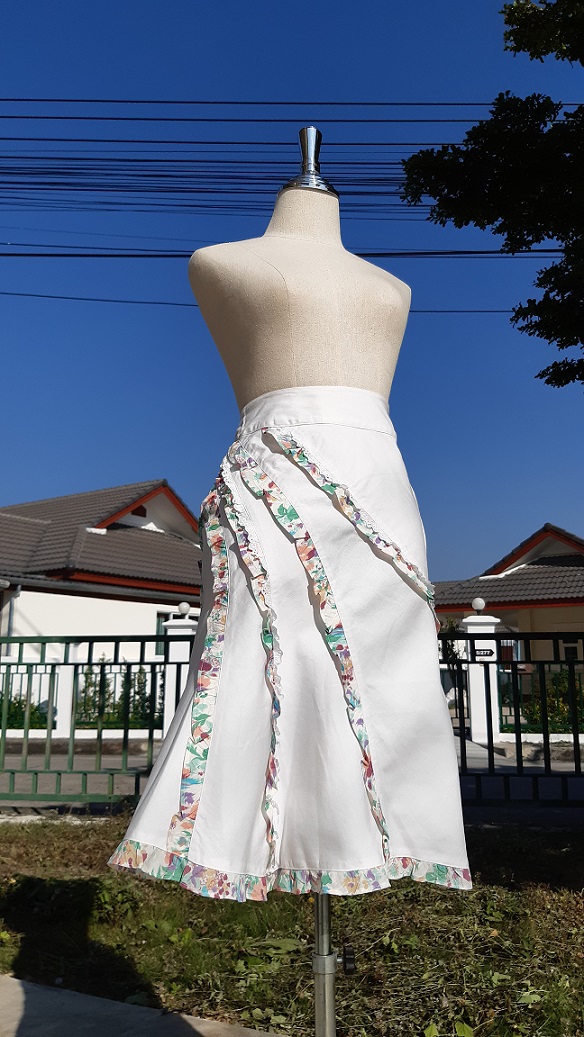 กระโปรงยีนส์สีขาว