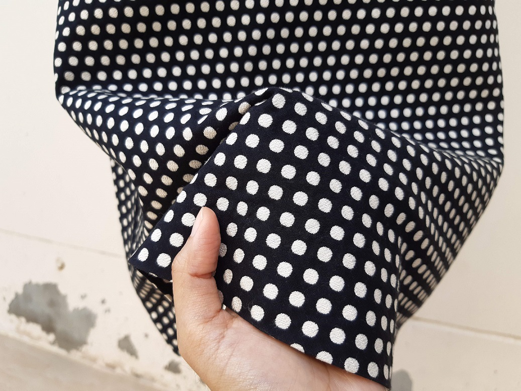 เดรสแขนกุดเข้ารูปสีดำลายจุด