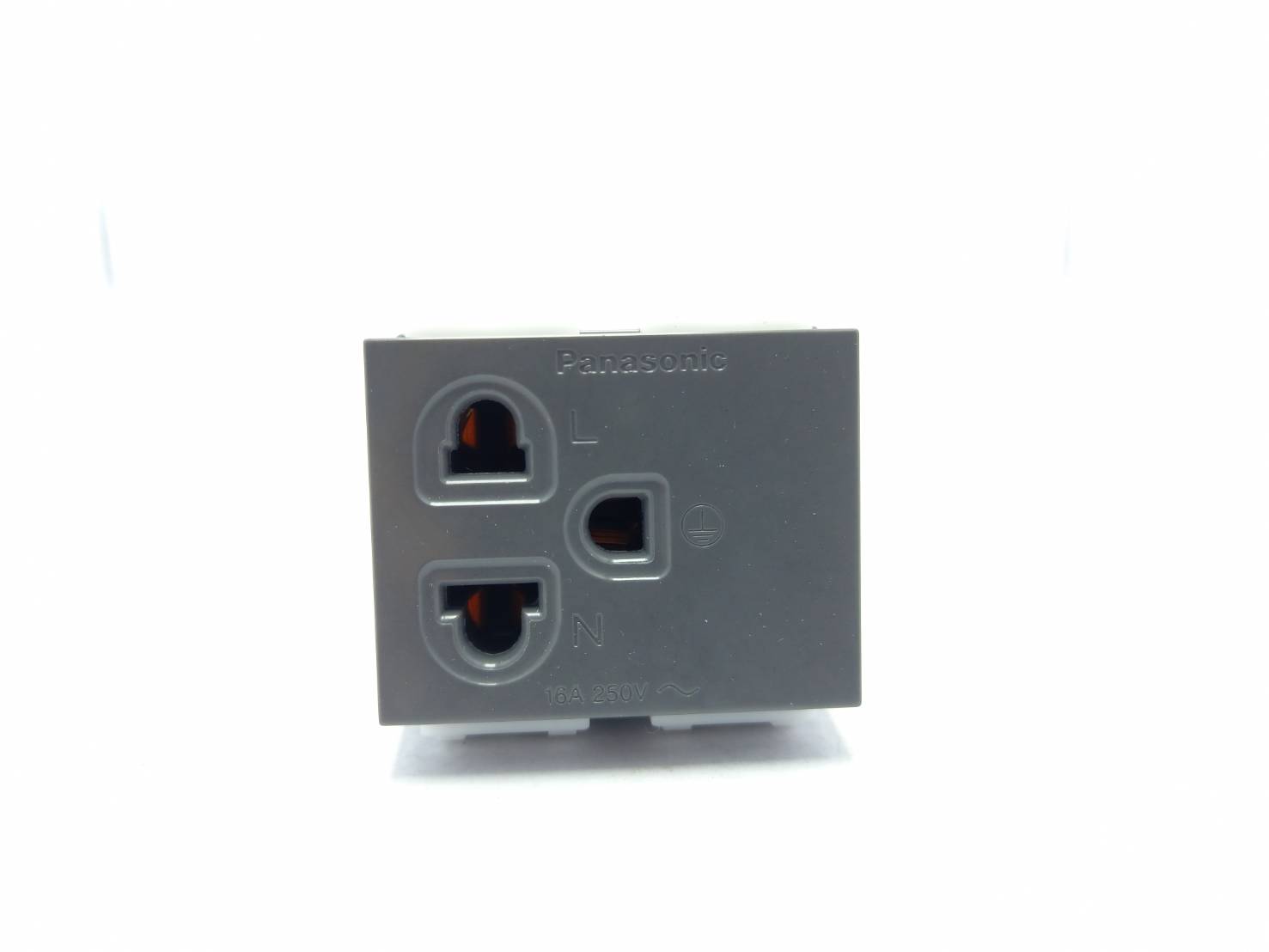 ปลั้กไฟ แบบมีกราว์เดียว เต้ารับเดี่ยว มีกราวด์ WEG1191HK สีดำ อมเทา Panasonic สีสินค้าตามภาพ