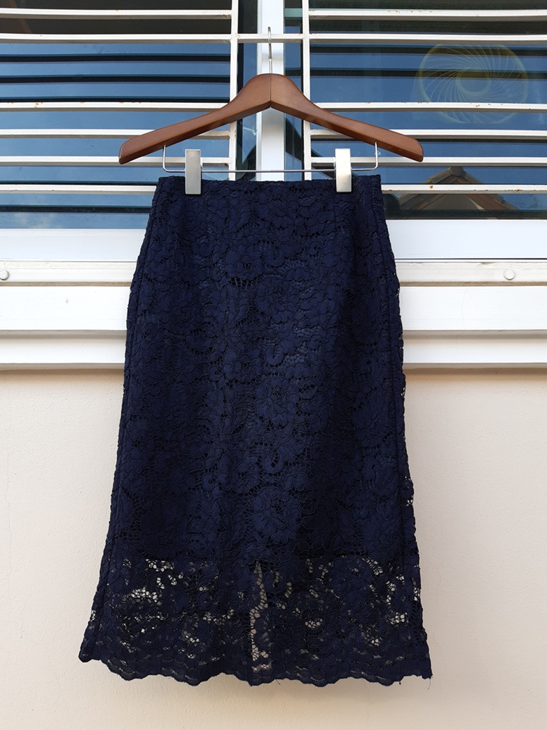 กระโปรงทรงเอผ้าลูกไม้สีกรมท่า ผ่าชายด้านหลัง แบรนด์ GU