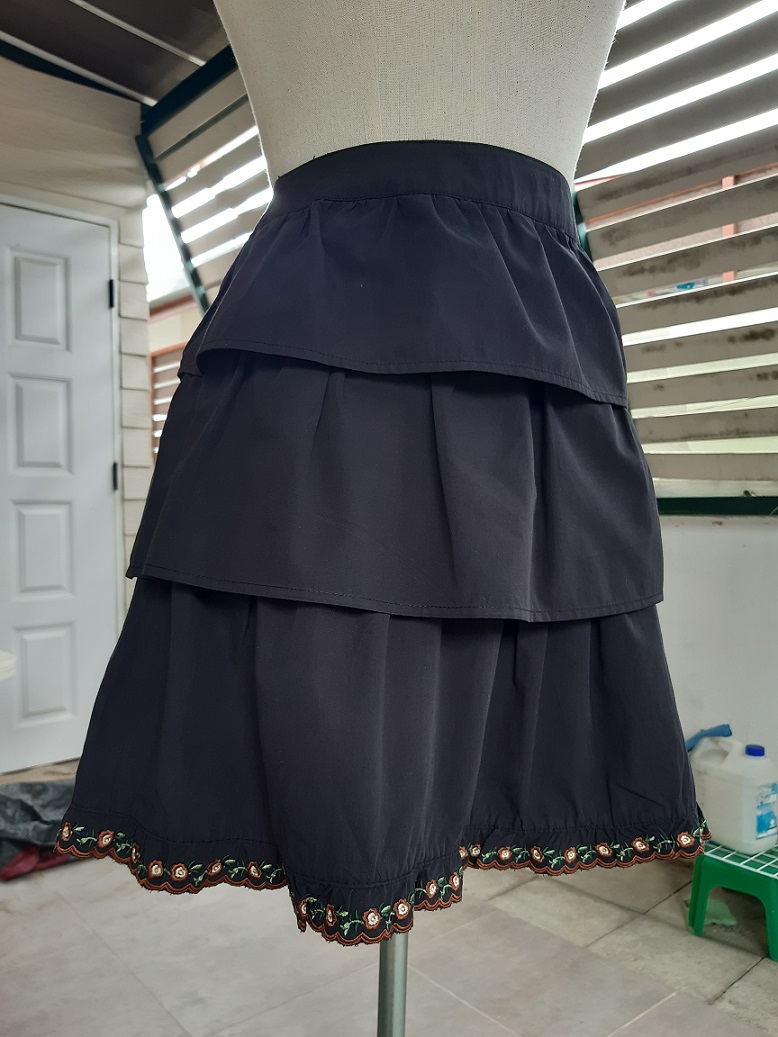 กระโปรงระบายชั้นๆ สีดำ ชายปักดอกไม้