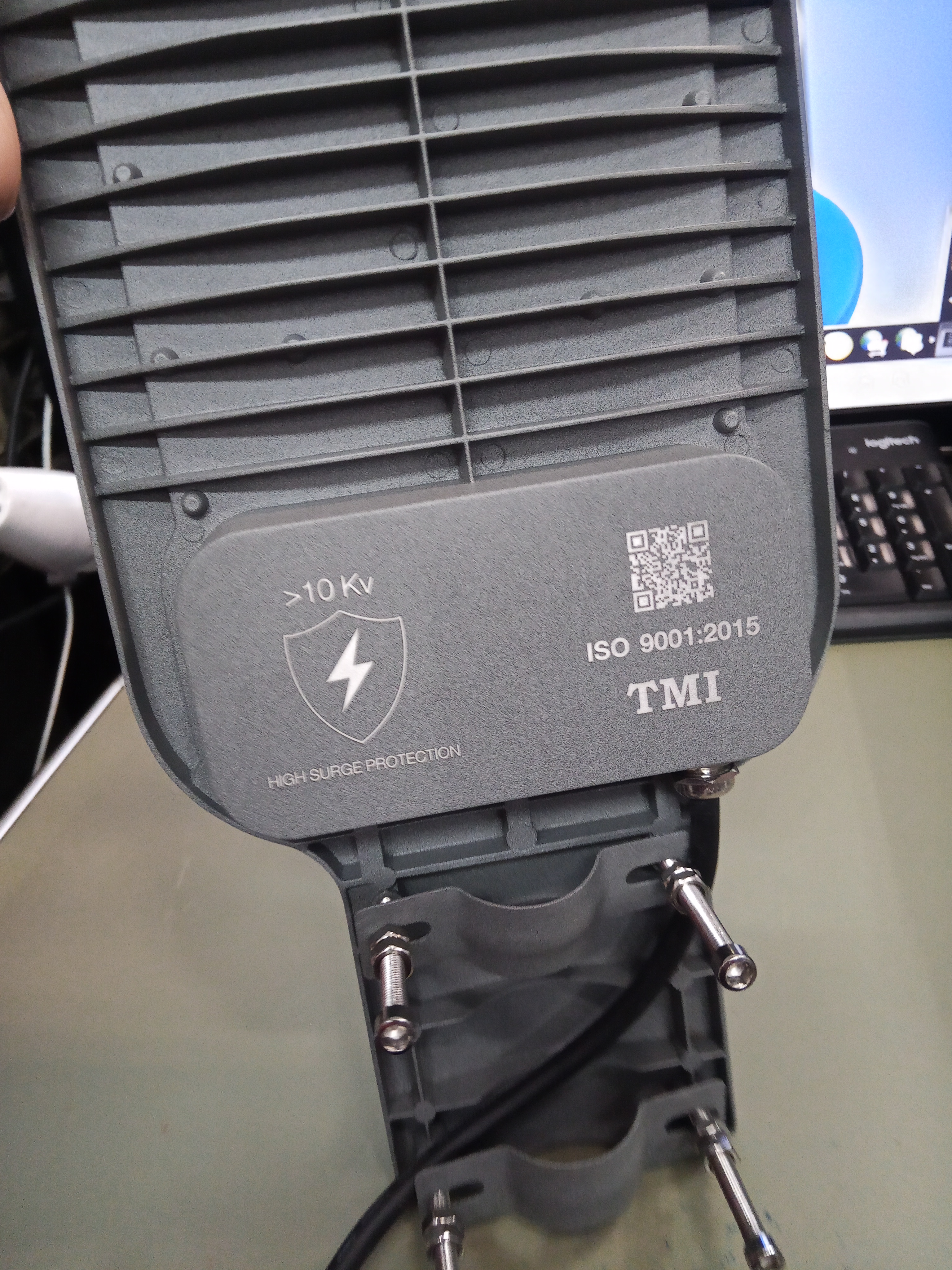 GATA โคมถนน LED 100W รุ่นVARD MADE IN THAILAND ผลิตในประเทศไทย พร้อมขาจับ พร้อมใช้งาน Daylight