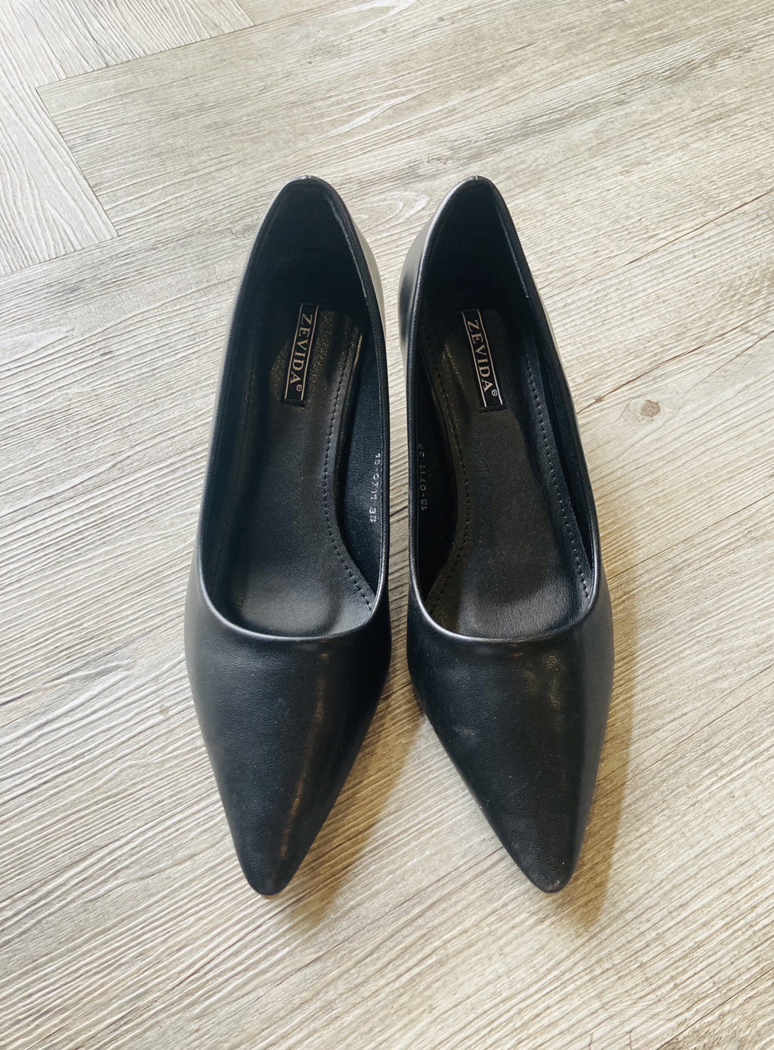 G 230125 รองเท้าคัชชูสีดำ ZEVIDA ราคาเช่า 35 บาท ต่อ 1 วัน