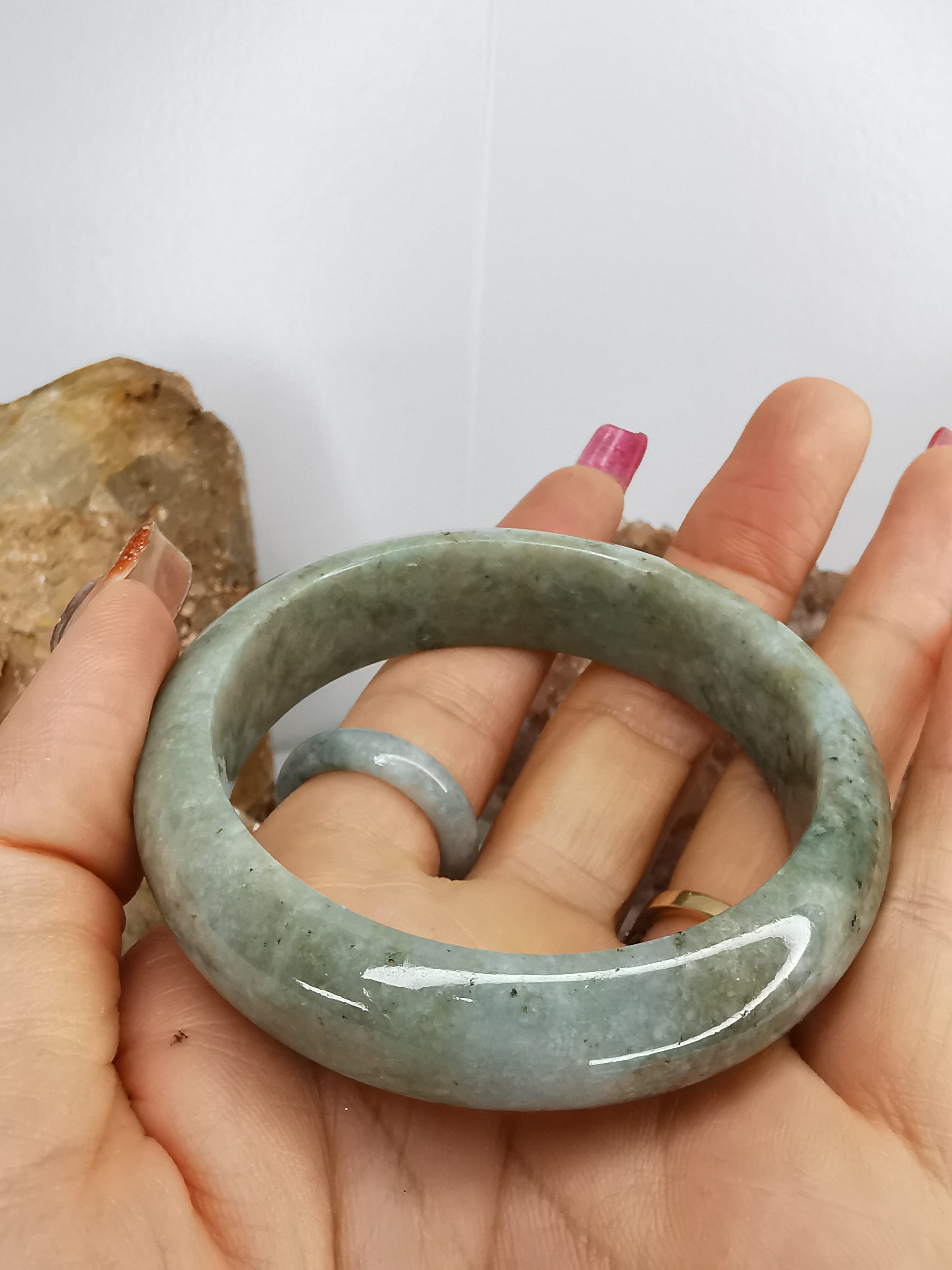 Green Yellow Bangle กำไลหยกเจไดต์แท้ Diameter/ เส้นผ่านศูนย์กลางด้านใน 53 mm.