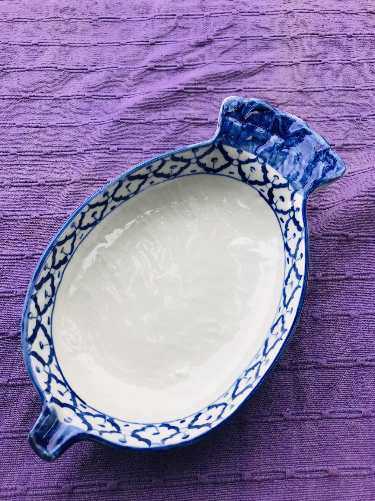 จานลายไทยทรงสับปะรด11"