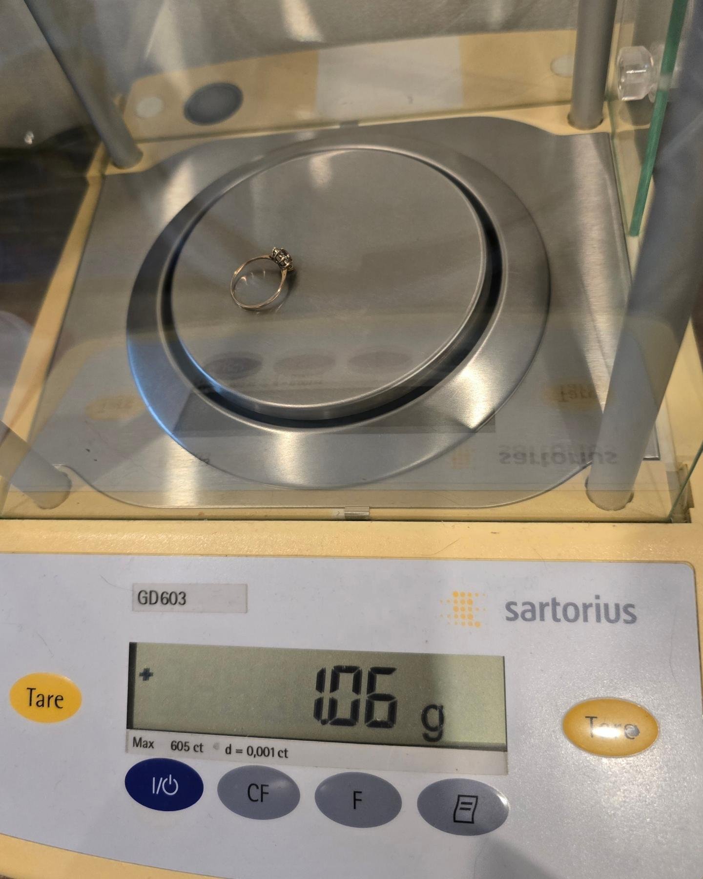 🚫ปิดการขาย(SoIdOut)🚫แหวนทองคำ 9K ประดับพลอยเนื้ออ่อน เพชรเกสร 1.8 ตัง 10 เม็ด รวม 18 ตัง น้ำ 95-96 ความสะอาด vs2 ไซส์ 46 น้ำหนัก 1.06 กรัม ราคา 2900.-(Net)