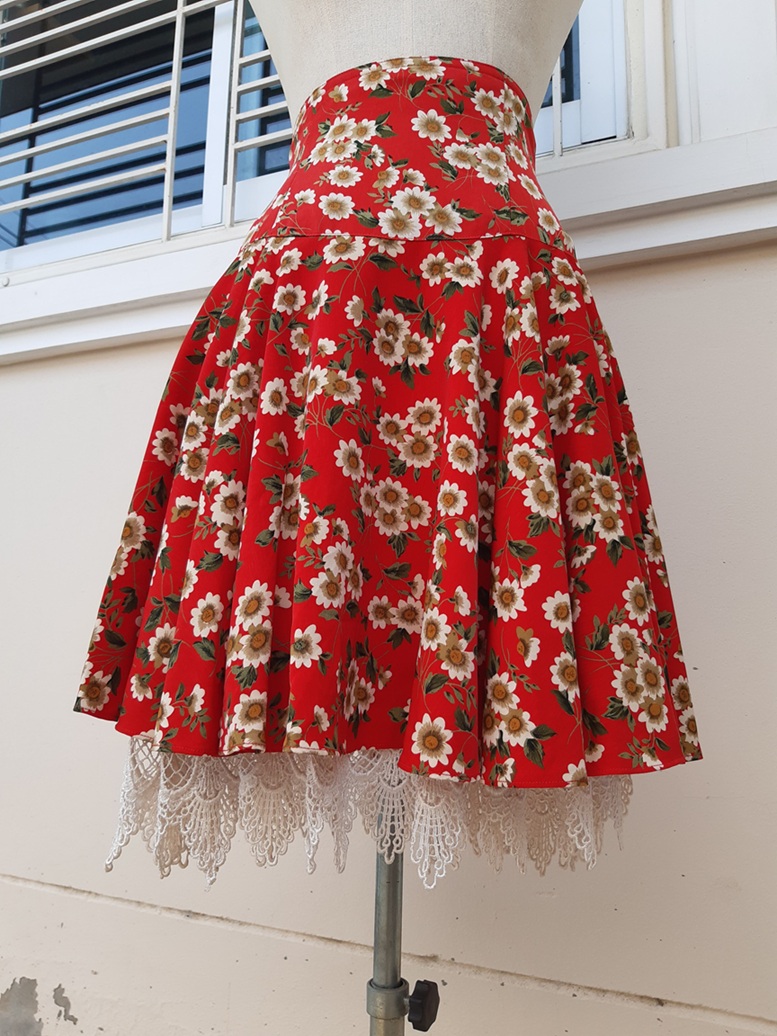 กระโปรงทรงสวิงลายดอกไม้สีแดง ชายลูกไม้วินเทจ (Vintage skirt)