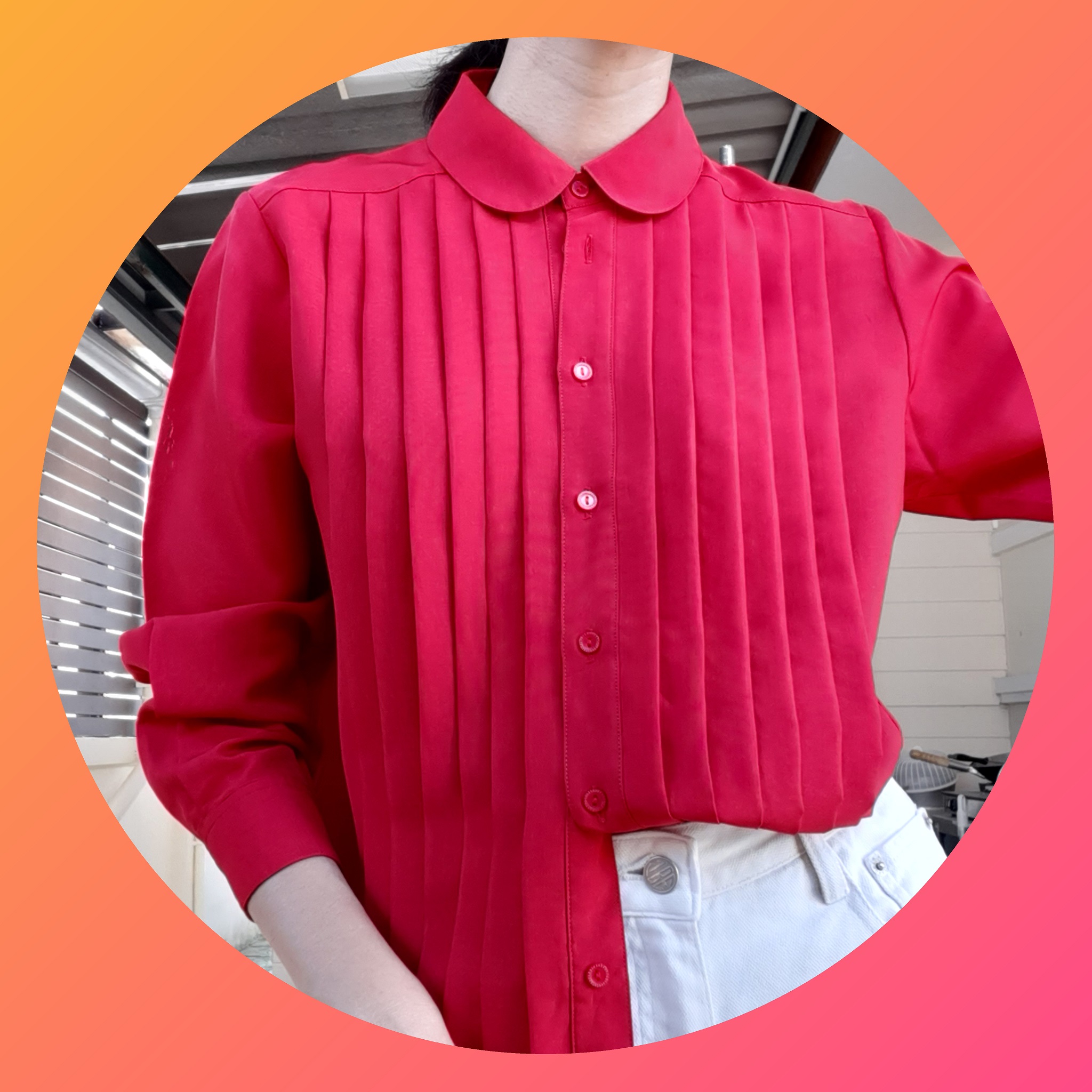 เสื้อคอบัวสีแดง