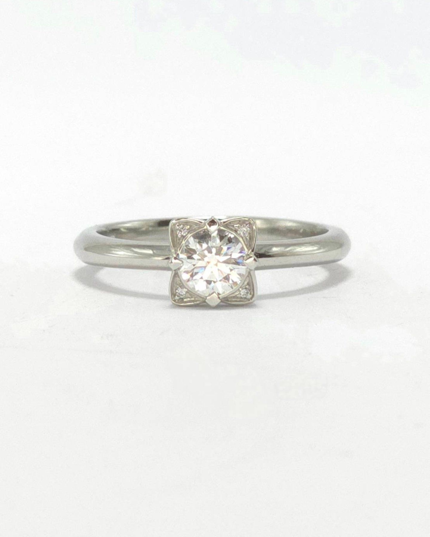 🚫ปิดการขาย(SoIdOut)🚫 แหวน Platinum PT950 บุลการี เพชรเกสร 30 ตัง 1 เม็ด น้ำ 98(F) VS1 2EX,1VG ล้อมเพชรเกสร 0.25 ตัง 4 เม็ด รวม 1 ตัง อุปกรณ์: การ์ด คู่มือ ใบ GIA ใบจริง ปี 2017 ไซส์ 48 สภาพ: สวยใหม่มาก น้ำหนัก 3.95 กรัม ราคา 28,500.-(Net) 