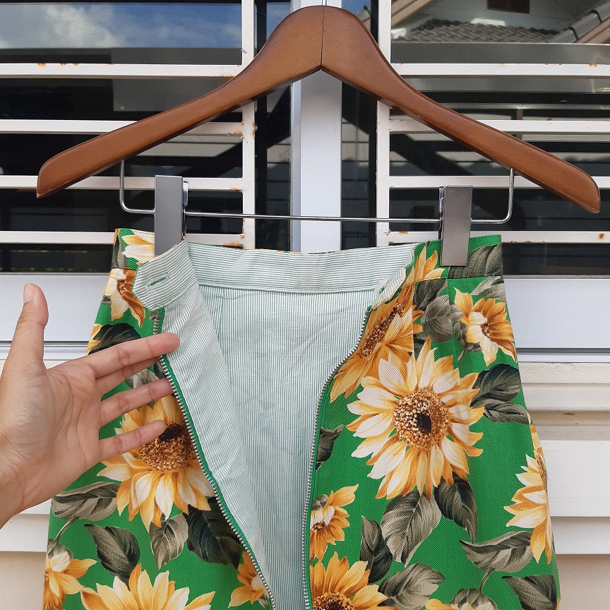 🔥 SALE 50% 🔥 กระโปรงวินเทจสีเขียวลายทานตะวัน 🌻 ซิปหน้า ykk ใส่ได้ 2 ด้าน อีกฝั่งเป็นลายทางสีเขียว-ขาว (Floral & Stripe pattern)