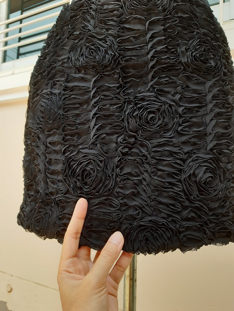 กระโปรงสั้นสีดำผ้าลายกุหลาบ (Mini skirt)