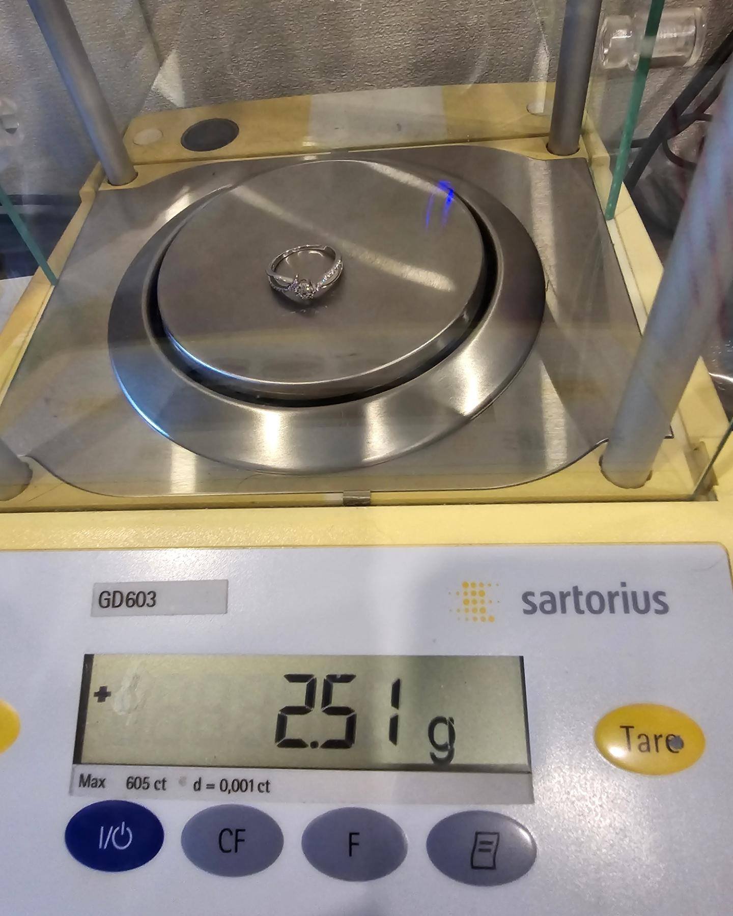 แหวนทองคำขาว 18k เพชรเกสร 4 ตัง 1 เม็ด 1.25 ตัง 6 เม็ด 0.75 ตัง 22 เม็ด รวม 28 ตัง น้ำ 96-97 ความสะอาด vvs ไซส์ 53 น้ำหนัก 2.51 กรัม ราคา 8,500.-(Net)