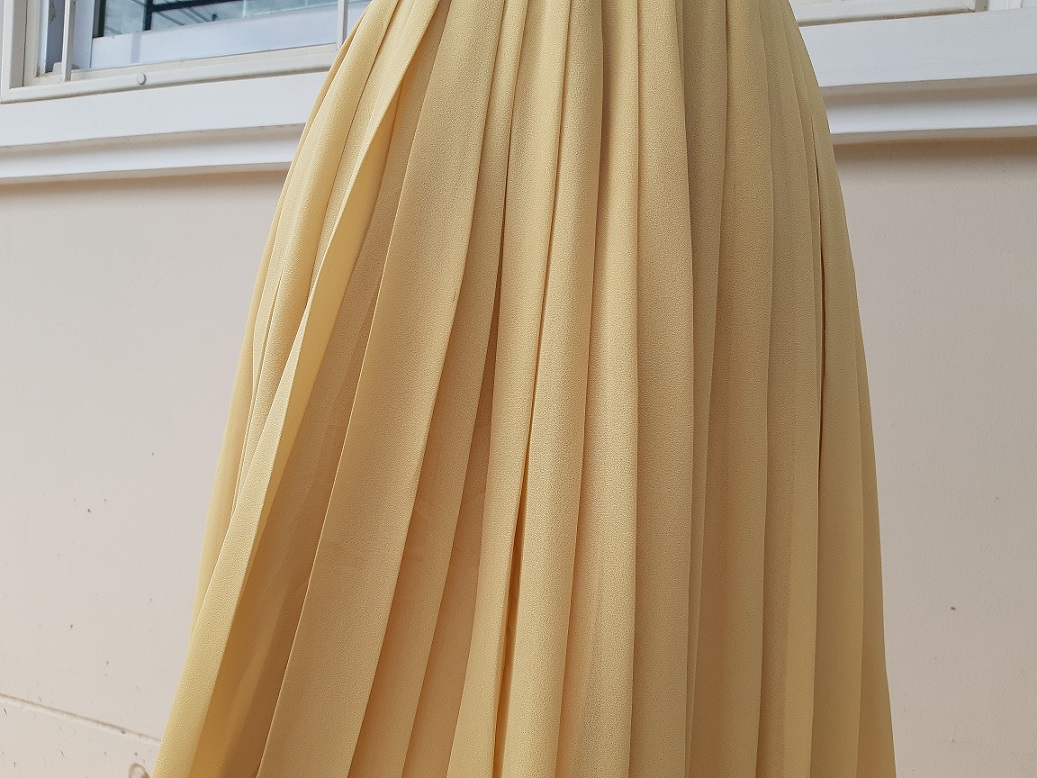 กระโปรงพลีทสีเหลืองอ่อน สาวอวบใส่ได้จ้า