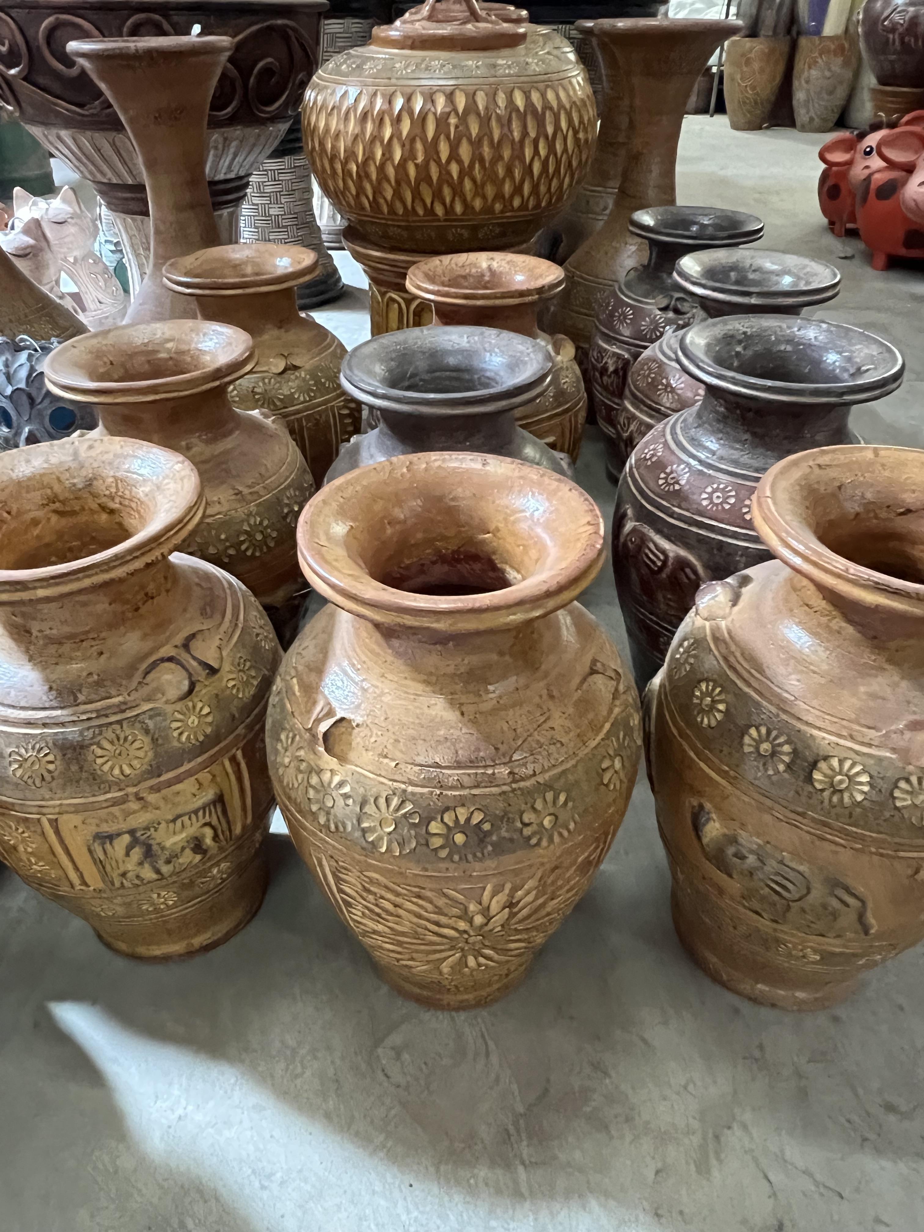 แจกันดินเผาขนาดกลาง