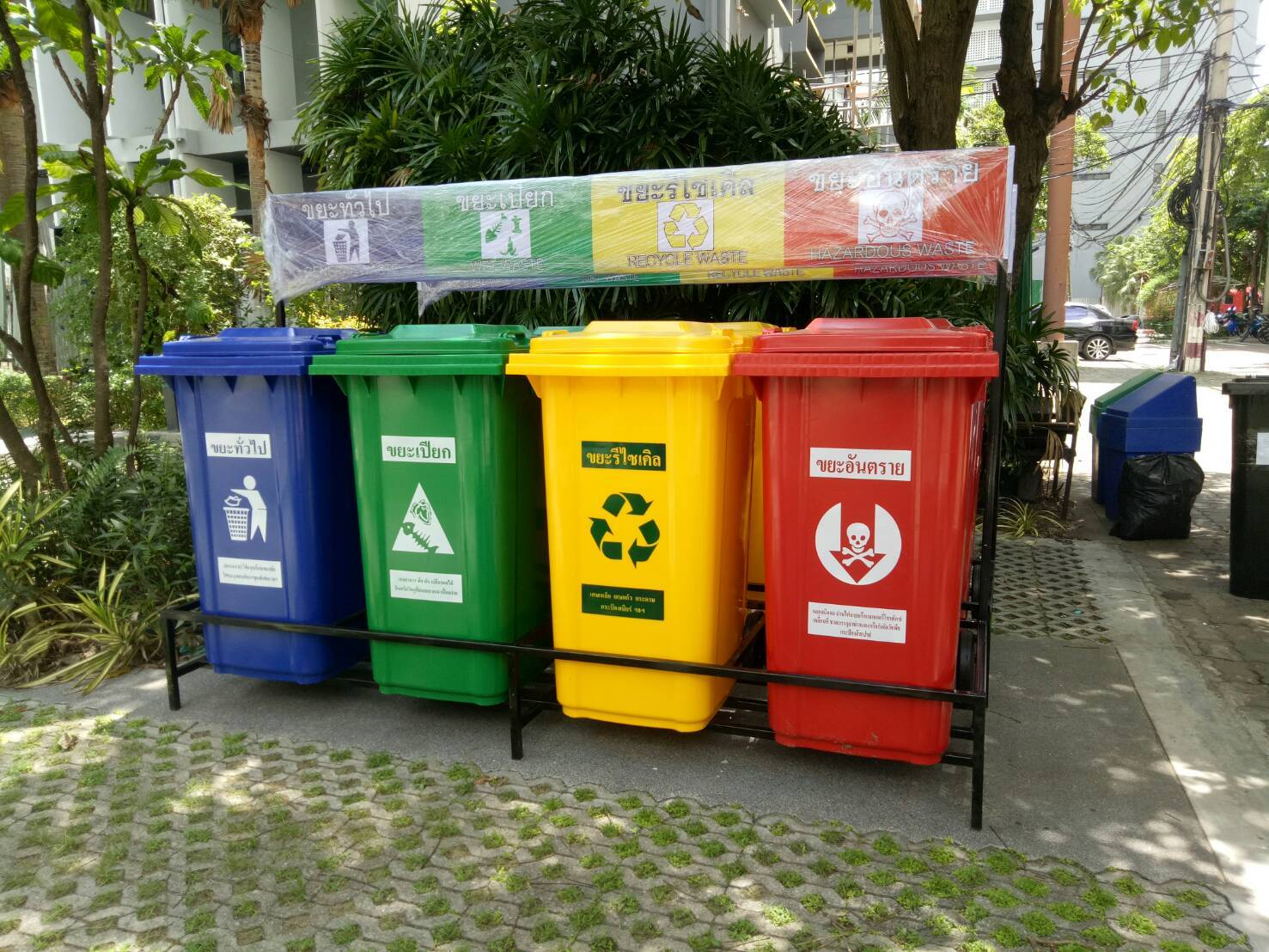 แท่นวางถังขยะ กทม. 240 ลิตร ขนาด 4 ช่อง มีป้ายแผงหลัง