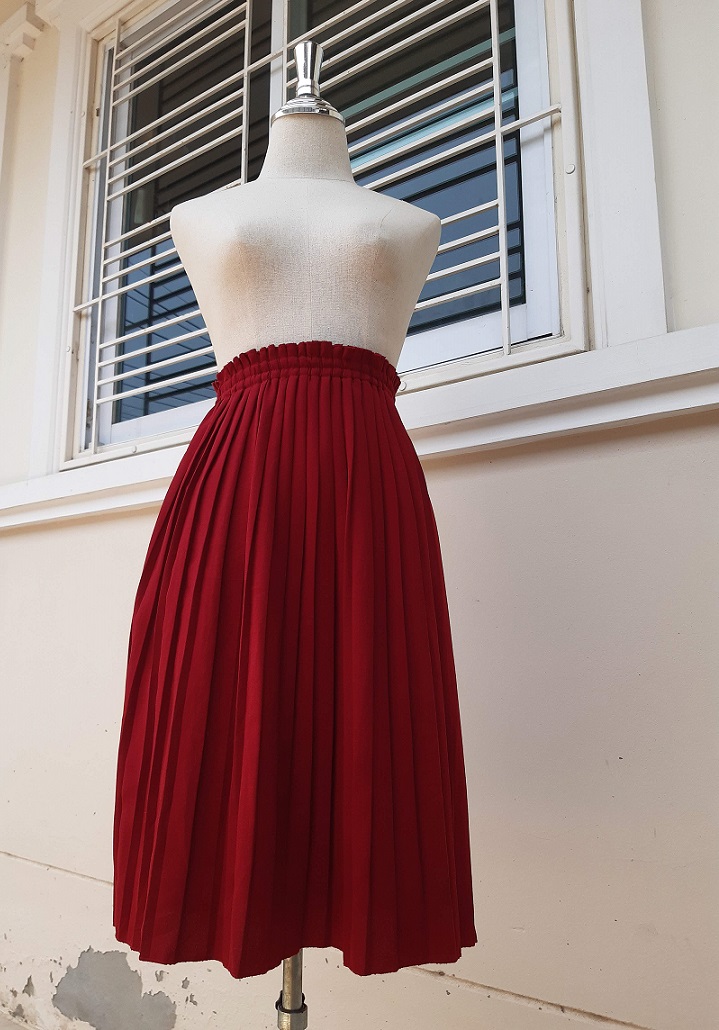 กระโปรงอัดพลีทสีแดงเข้ม สาวอวบใส่ได้