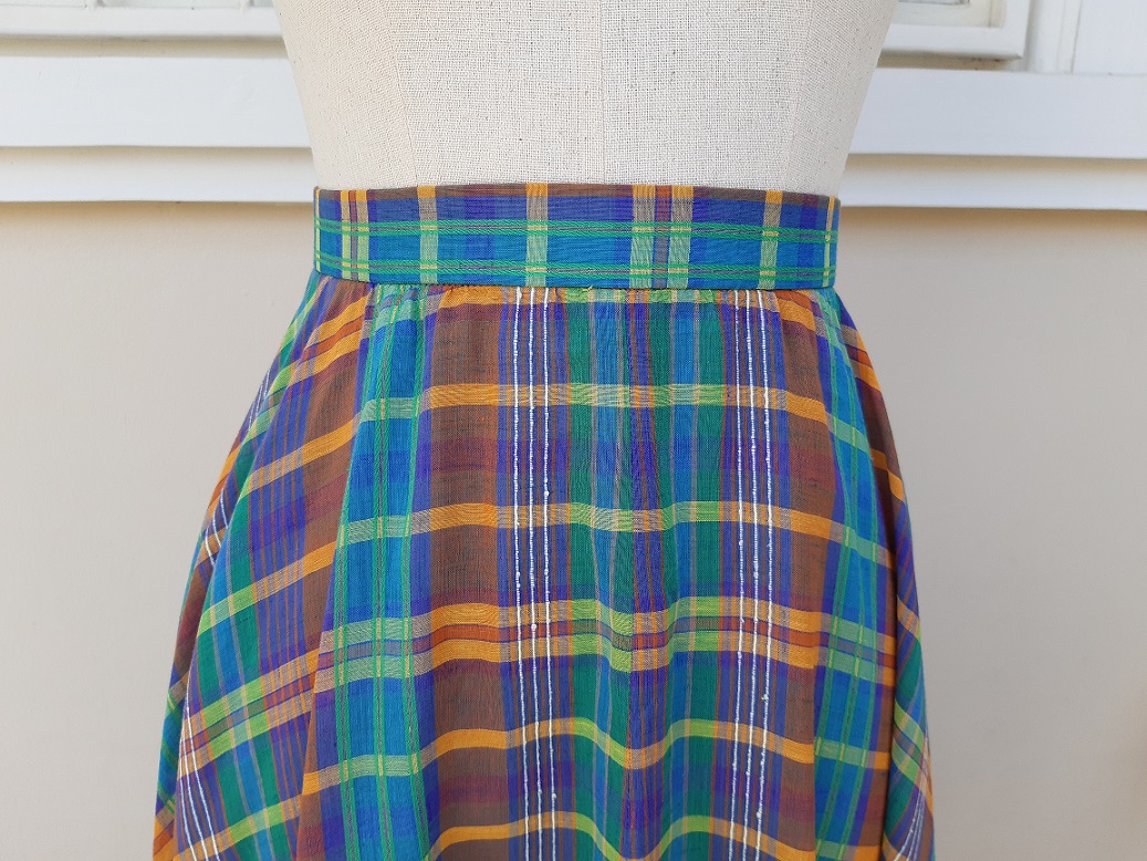 กระโปรงลายสก๊อตสีสดใส